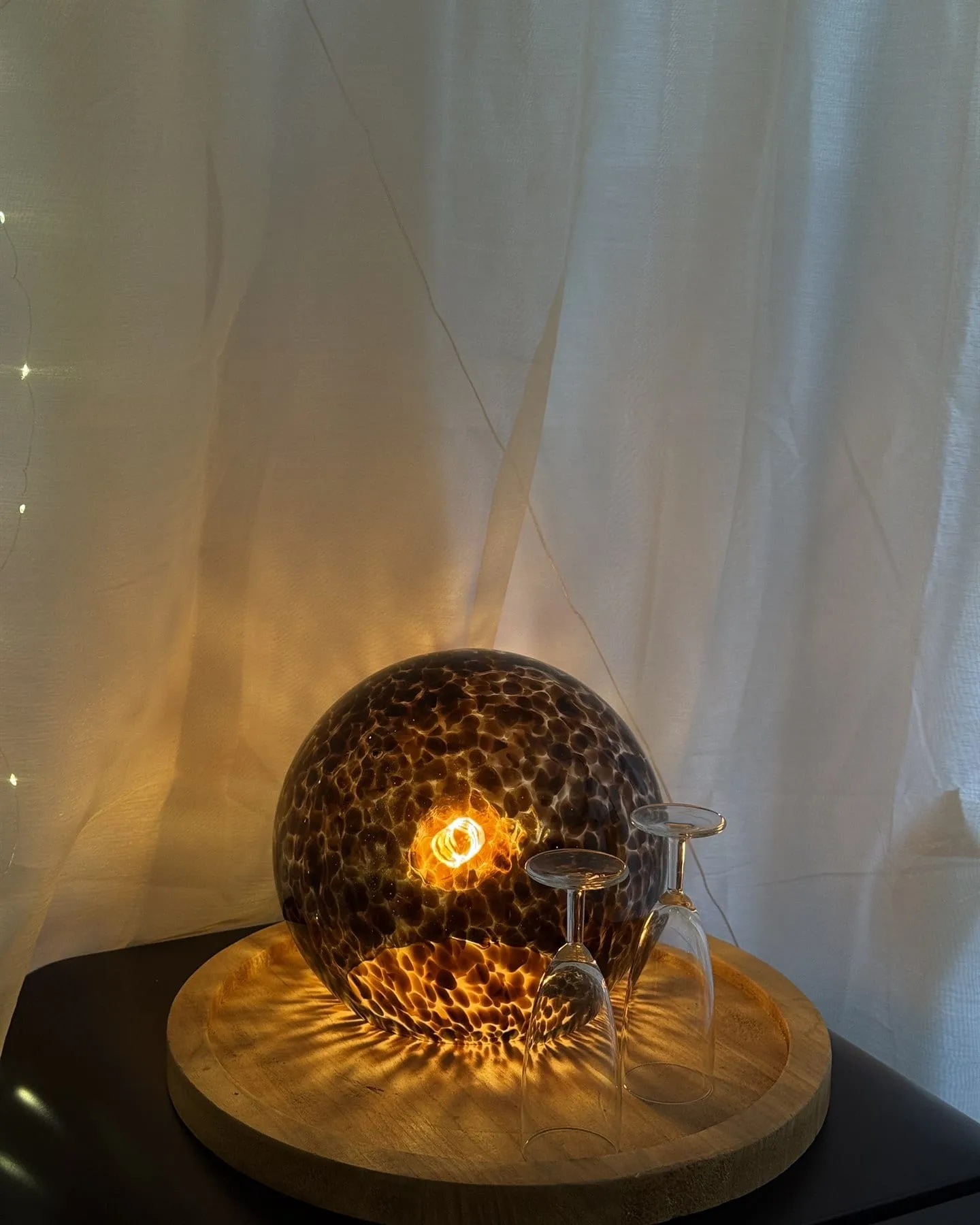 Sphère lumineuse diffusant une douce lumière ambrée