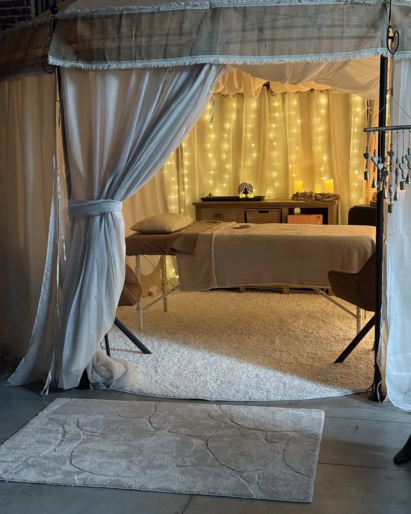 Tonnelle de massage vue depuis l’extérieur dans son écrin de verdure